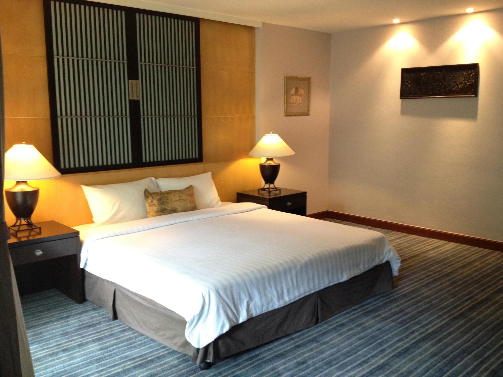 Gardengrove Suites Bangkok Exterior photo